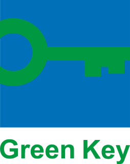 Logo &ldquo;Green Key&rdquo; mit blauem Hintergrund und gr&uuml;nen Formen.